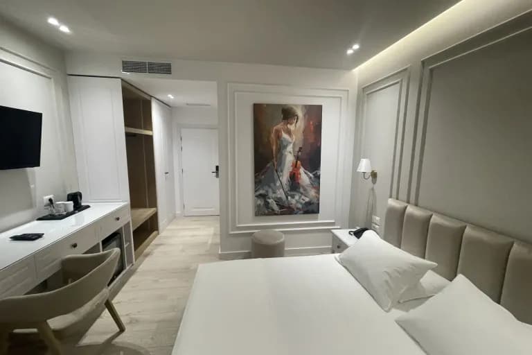 A guest room at Seaside Hotel Vlorë